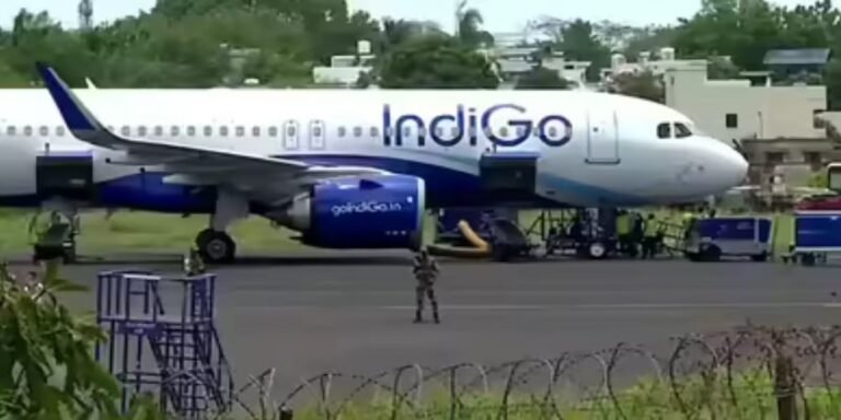 IndiGo Bomb Threat: इंडिगो फ्लाइट में लिपस्टिक से ‘बम’ लिखा मिलने से डिब्रूगढ़-कोलकाता विमान को इमरजेंसी लैंडिंग करनी पड़ी