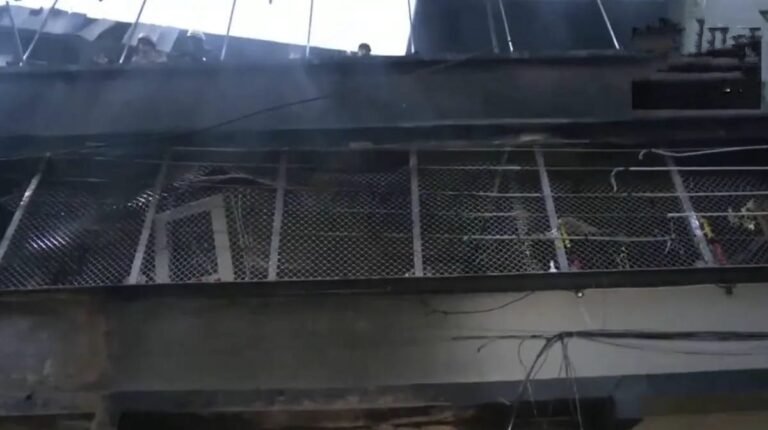 Indore Fire News: चार्जिंग प्वाइंट की चिंगारी से घर में लगी भीषण आग, 7 लोगों की मौत; घर में रखे हुए थे गैस के 10 टैंक