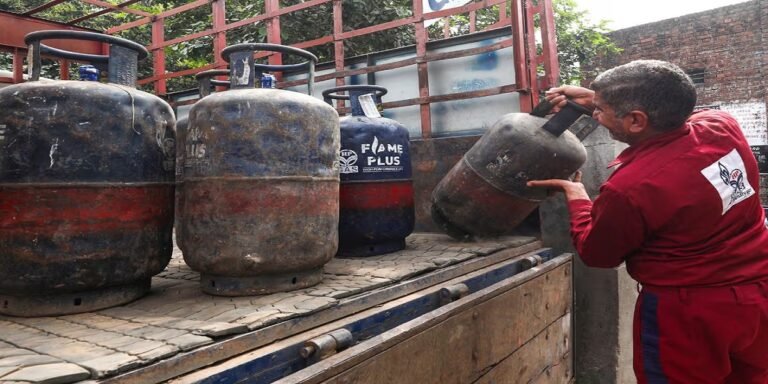LPG Crisis: कमर्शियल गैस सिलेंडर पर बड़ा फैसला- राज्यों को मिलेगा 10% अतिरिक्त LPG कोटा, सप्लाई होगी और मजबूत