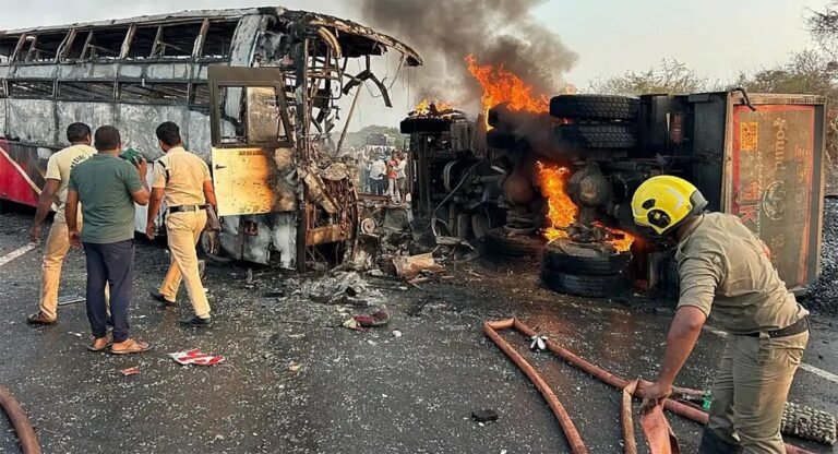 ट्रक और यात्री बस की भीषण टक्कर के बाद दोनों वाहन आग के गोले में बदले, 14 लोगों की दर्दनाक मौत