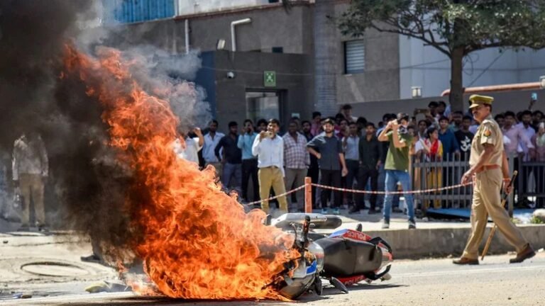 Noida Protest: पुलिस जांच में चौंकाने वाले खुलासे, हिंसा हुई नहीं, भड़काई गई! रातोंरात बने व्हाट्सएप ग्रुप, बाहर से बुलाए गए लोग… 