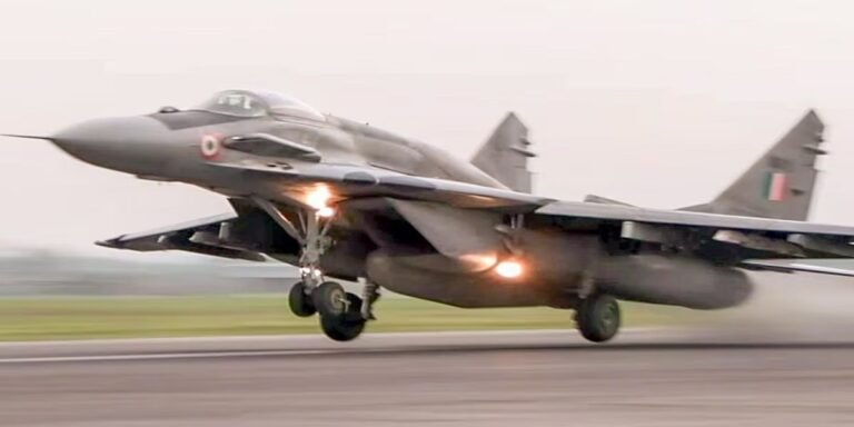 IAF aircraft incident: पुणे में वायुसेना के फाइटर जेट की हार्ड लैंडिंग, रनवे अस्थायी रूप से बंद, कैंसिल हुईं 91 फ्लाइट्स