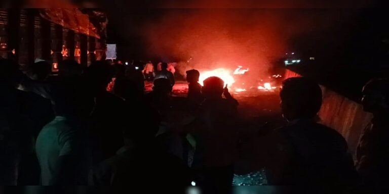 Mirzapur Road Accident: अनियंत्रित ट्रक ने बोलेरो को मारी टक्कर, धू-धू कर जली गाड़ी, 11 लोगों की मौत