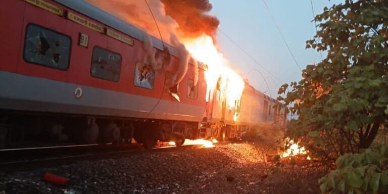 Trivandrum-Delhi Rajdhani Express Fire: त्रिवेंद्रम-दिल्ली राजधानी एक्सप्रेस के AC कोच में भीषण आग, थर्ड एसी कोच जलकर खाक, बड़ा हादसा टला