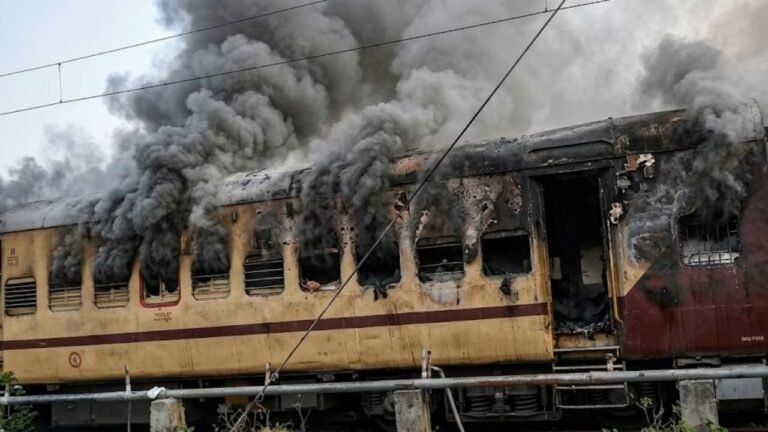 Fire in Passenger Train : धू-धू कर जल उठी ट्रेन, यात्रियों में मची अफरा-तफरी, जान बचाकर भागे लोग