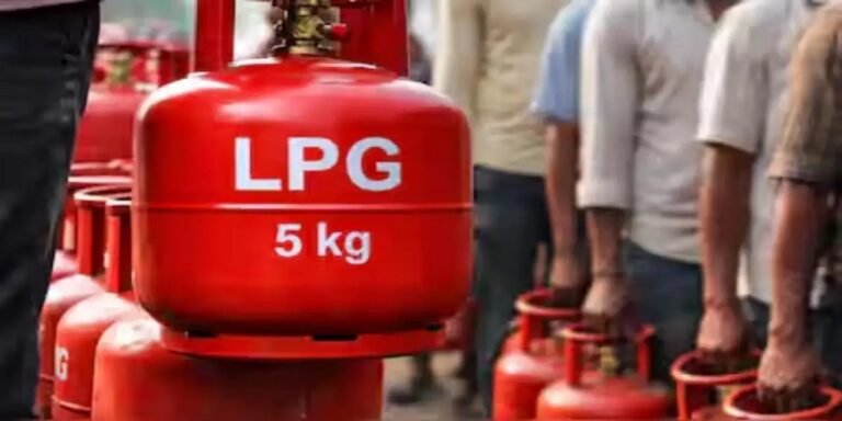 LPG Price Hike: कमर्शियल LPG के बाद 5 किलो ‘छोटू’ सिलिंडर भी महंगा, कीमत में 261 रुपये की बड़ी बढ़ोतरी
