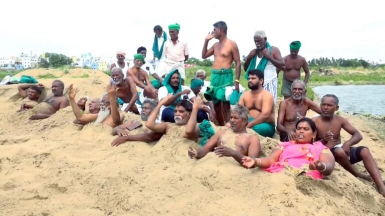 किसानों का अनोखा प्रदर्शन, नदी किनारे रेत में खुद को दबाकर जताया विरोध