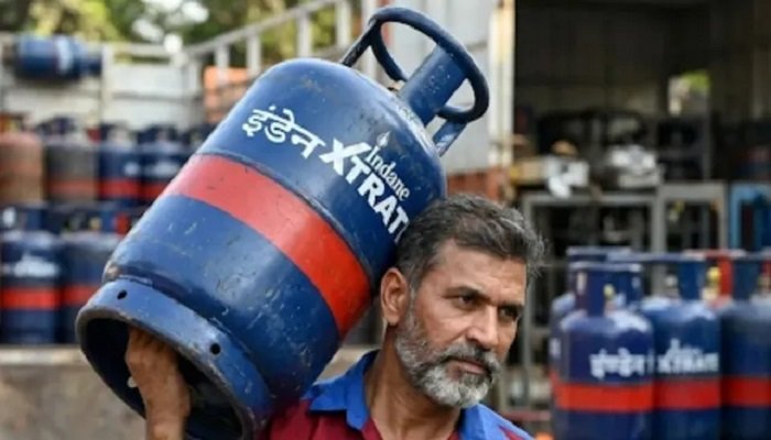 LPG Cylinder Price Hike: आज से महंगा हुआ 19 किलो का कमर्शियल सिलेंडर, जानें आपके शहर में नया रेट