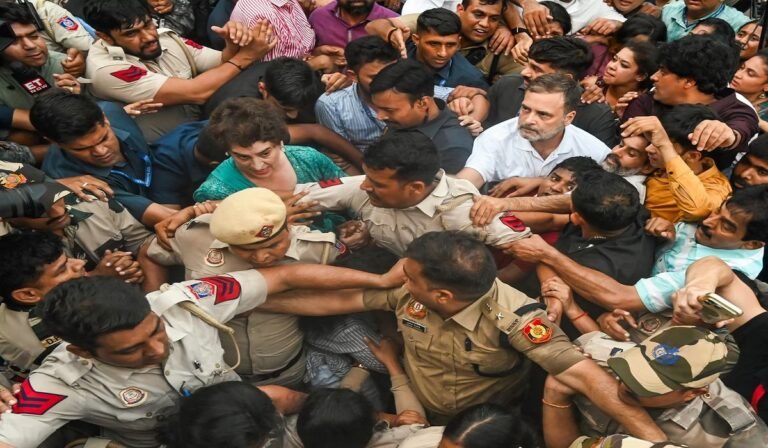 प्रदर्शन के दौरान पुलिस से भिड़े राहुल-प्रियंका! धक्कामुक्की के आरोप में एक और FIR